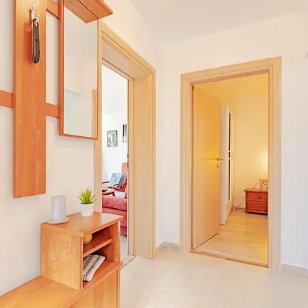Casa vacanze Lovely In With Kitchen